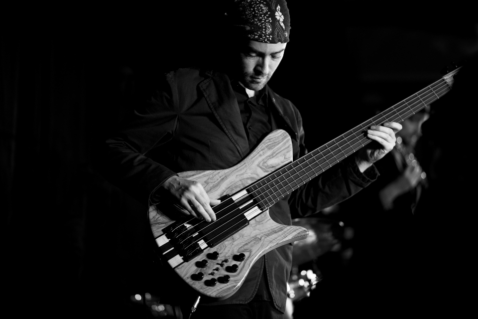Photo d'Andrew Bruhelius, bassiste du groupe Nestor Valdez. Photo prise par Elaine Graham. Design par Musicos Productions