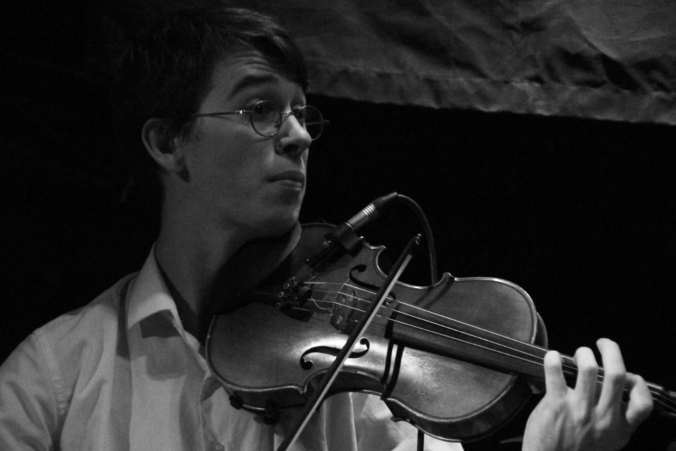 Photo de Brenn Dalle, violoniste du groupe Nestor Valdez. Photo prise par Elaine Graham. Design par Musicos Productions